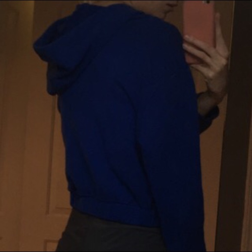 ๐ Cropped Hoodie - Picture 2 of 4